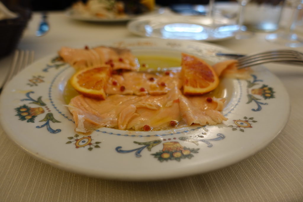 ローマのレストランと美味しいスモークサーモン