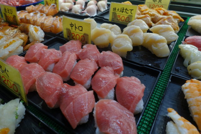 唐戸市場のお寿司（マグロ、ホタテ）