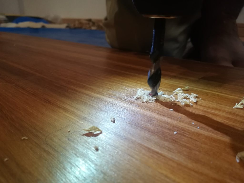 【初心者DIY】テーブルの天板に鬼ナットを使用して脚を取り付ける