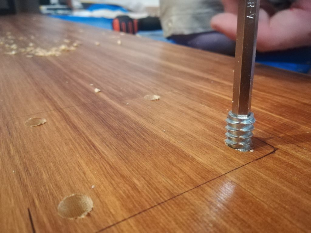 【初心者DIY】テーブルの天板に鬼ナットを使用して脚を取り付ける