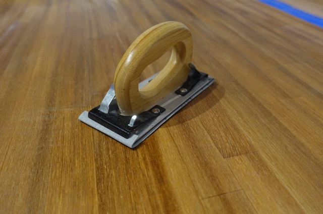 【初心者DIY】テーブルの天板をオイルステインとニスでペイントし、紙やすりで磨く